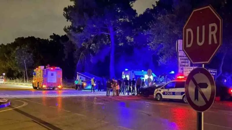 Antalya'da iki otomobilin çarpıştığı kazada 2 kişi hayatını kaybetti