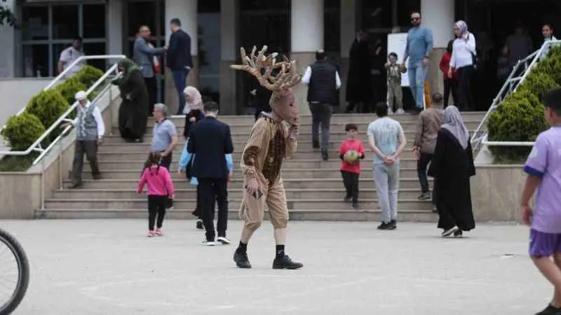 Geyik kostümüyle oy kullanmaya geldi