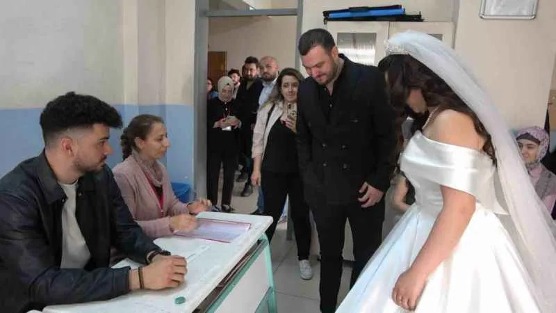Düğünlerini yarıda kesip oy kullanmaya gittiler