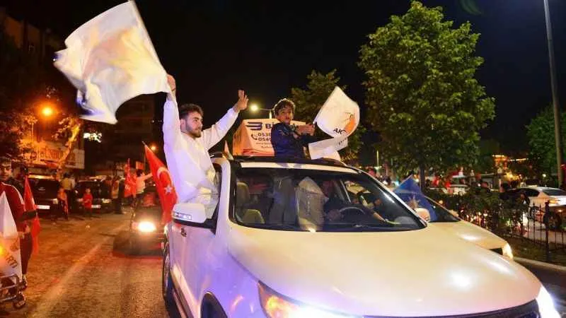 Deprem bölgesinde halk zafer kutlaması yaptı