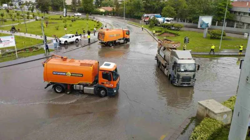 Başkent’i sel vurdu: Vatandaşlar araçların üzerinde mahsur kaldı