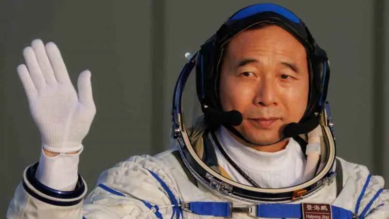 Çin, uzaya ilk sivil astronotu gönderdi