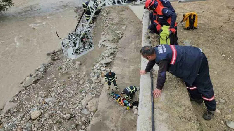 15 metreden düştü, itfaiye seferber oldu