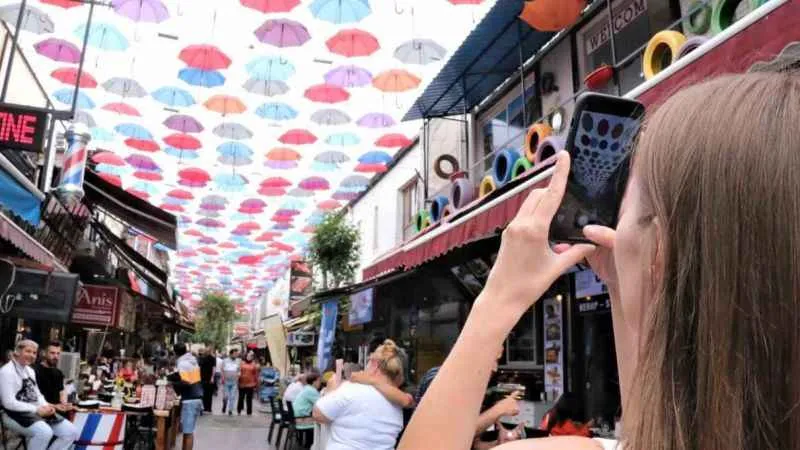 Bu caddeyi 450 şemsiye güneşten koruyor