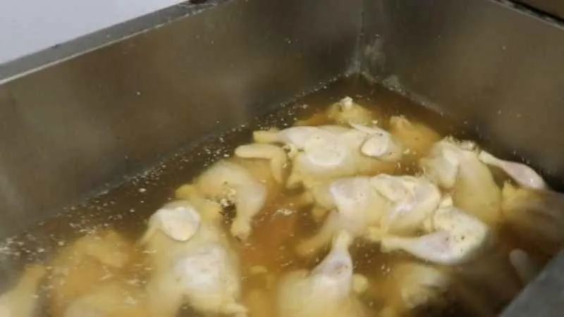 Bozuk etleri çamaşır suyu ile yıkayıp müşteriye yedirdiler