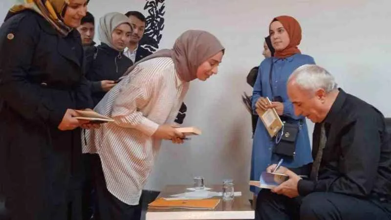 Şair Nurullah Genç sevenleriyle buluştu