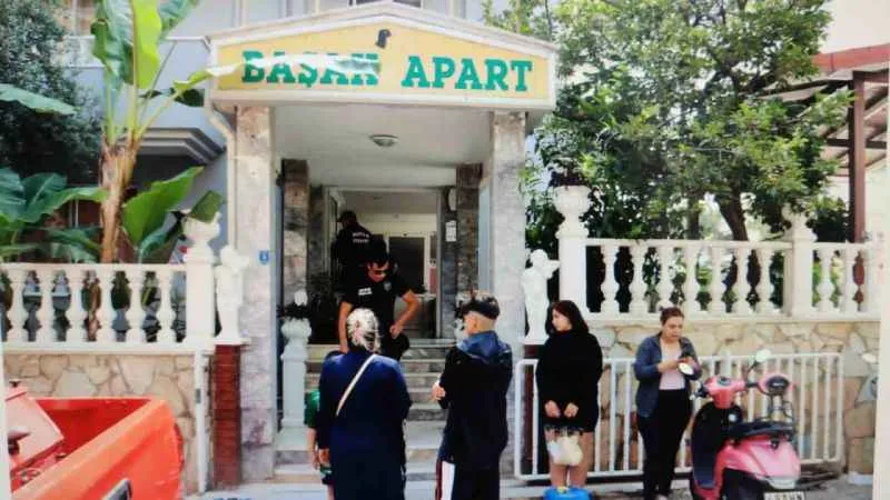 Aparttan çıkmayan kiracısının kapısına kimyasal sıvı döktü: 5 kişi hastanelik oldu