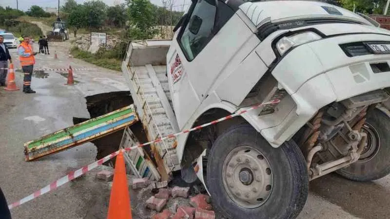 Denizli'de yol, kamyonu yuttu