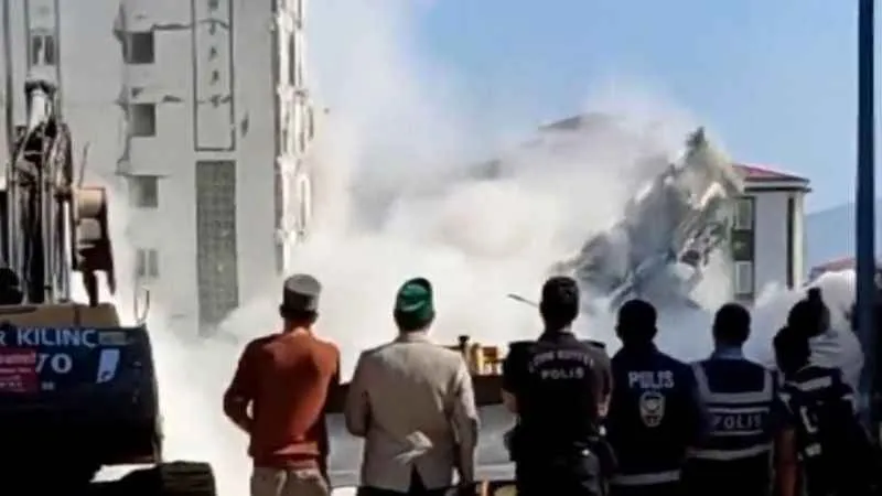 Kahramanmaraş'ta yıkımı yapılan ağır hasarlı bina sağlam evin üzerine devrildi