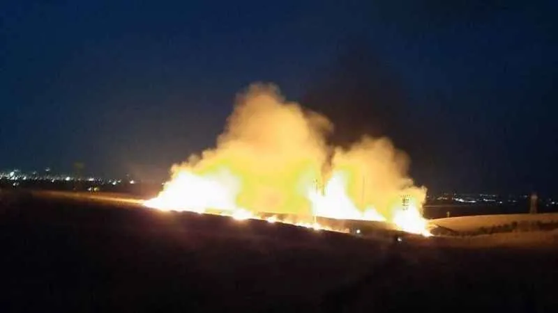 Depremzede çiftçilerin ekili alanı alev alev yandı