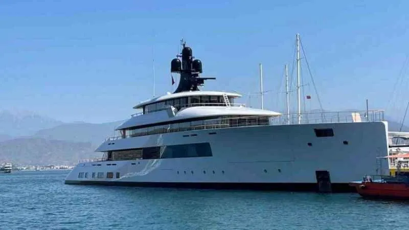 Süper yat “Pi”, Fethiye’de yakıt ikmali yaptı