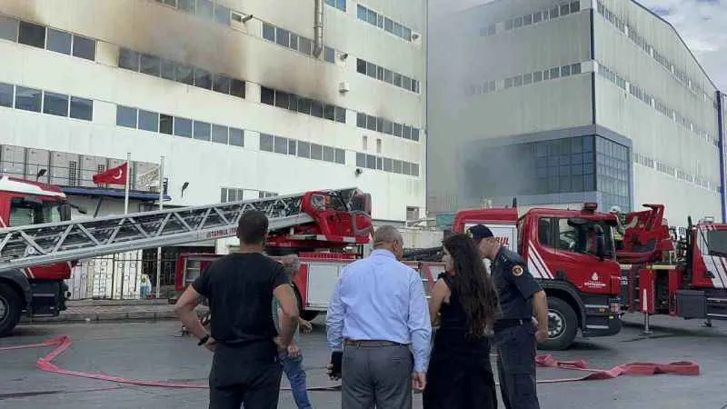 Arnavutköy’de cam fabrikasında çıkan yangın 13 saat sonra kontrol altına alındı