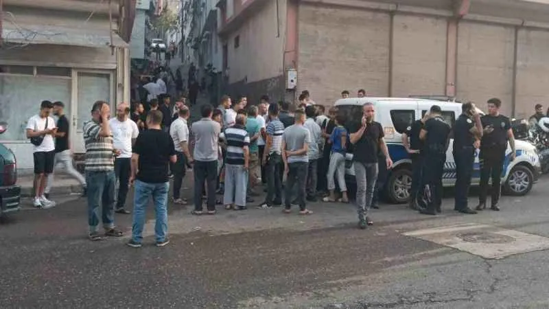 Mahalleli ile uyuşturucu satıcıları arasında kavga: 1 ölü, 4 yaralı