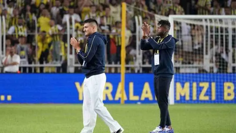 Fred ve Cengiz Ünder, sarı-lacivertli taraftarları selamladı