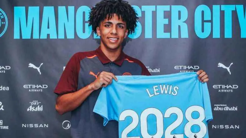 Manchester City, Rico Lewis’in sözleşmesini 2028 yılına kadar uzattı