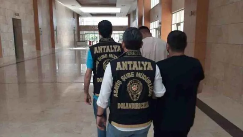 Kendilerini polis ve savcı diye tanıtıp 28 milyon liralık vurgun yaptılar