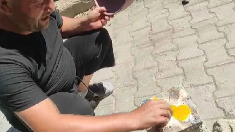 Kahramanmaraş’ta bir vatandaş taş üzerinde yumurta pişirdi
