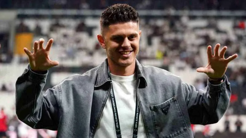 Chamberlain ve Rashica Beşiktaş tribünlerini selamladı