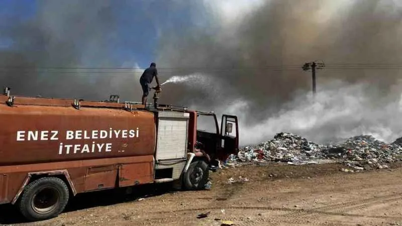 Enez’in eski çöplüğünde çıkan yangına 3 uçak ve 2 helikopterle müdahale edildi