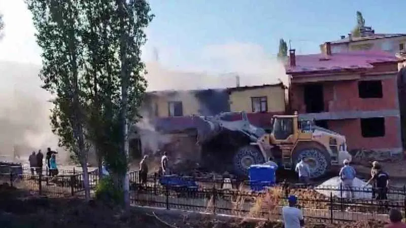 Sivas’ta köyde çıkan yangında iki ev kullanılamaz hale geldi