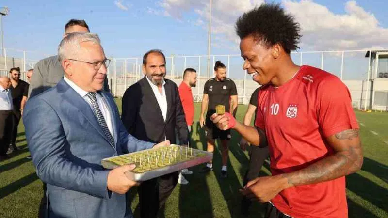 Sivas Valisi Yılmaz Şimşek’ten Sivasspor’a baklava ikramı