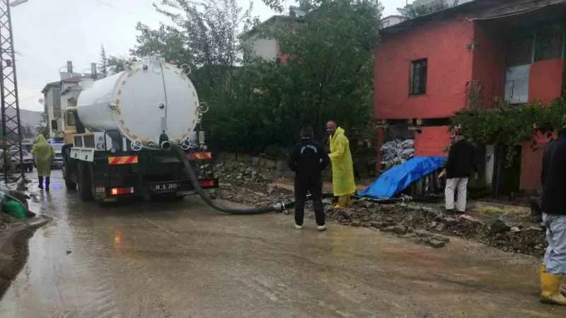 Kayseri’de sağanak yağış sele neden oldu