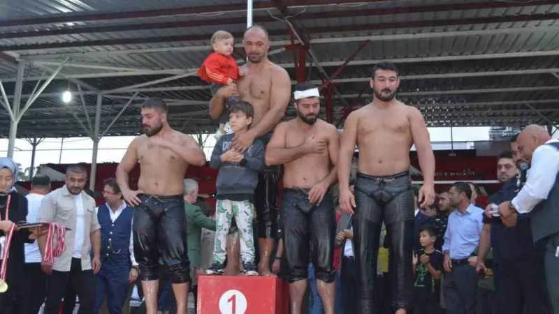 671. Tarihi Elmalı Yağlı Güreşleri’nde başpehlivan Ali Gürbüz