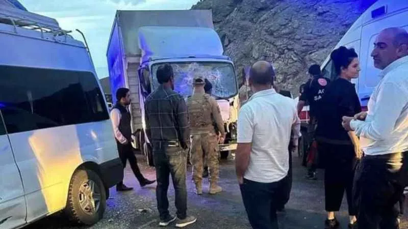 Van’da minibüs ile kamyon çarpıştı: 1 ölü, 7 yaralı
