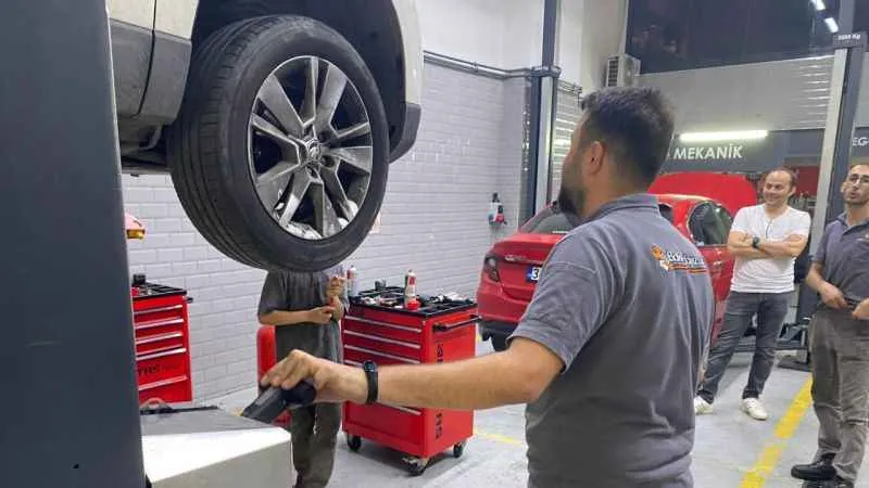 Bayram öncesi araçla uzun yola çıkacaklar dikkat: Araçların bakımı mutlaka yapılmalı