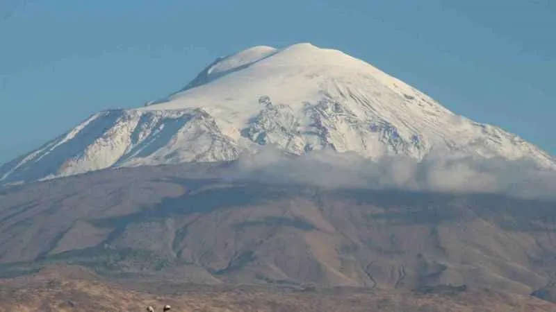 Ağrı Dağı’na mevsimin ilk karı yağdı