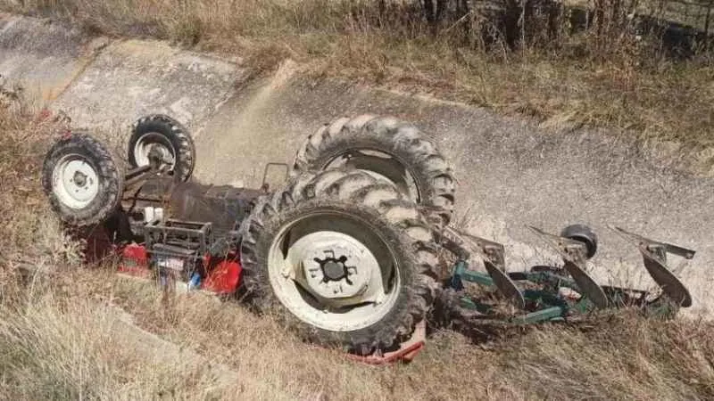 Traktör dere yatağına yuvarlandı: 1 ölü