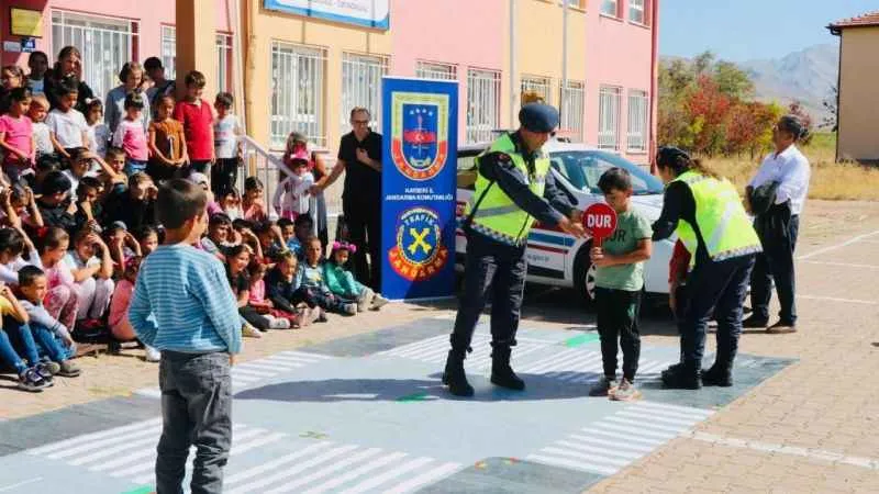 Jandarma 341 öğrenciye trafik eğitimi verdi
