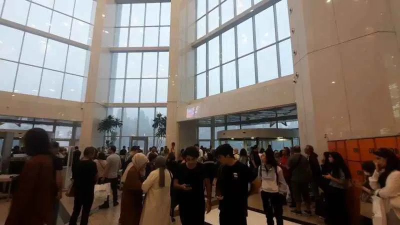 Aşırı yağış nedeniyle müşteriler Cevahir Alışveriş Merkezi’nde mahsur kaldı