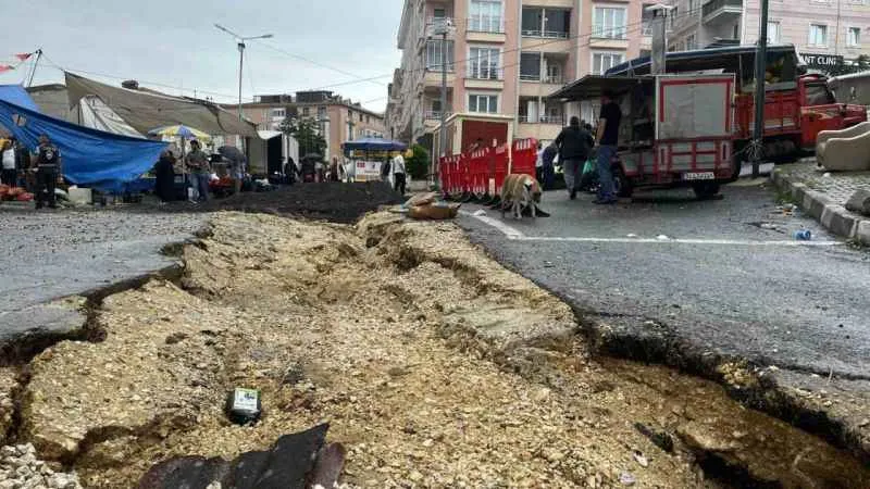 Çatalca’da yoğun yağıştan dolayı yol çöktü