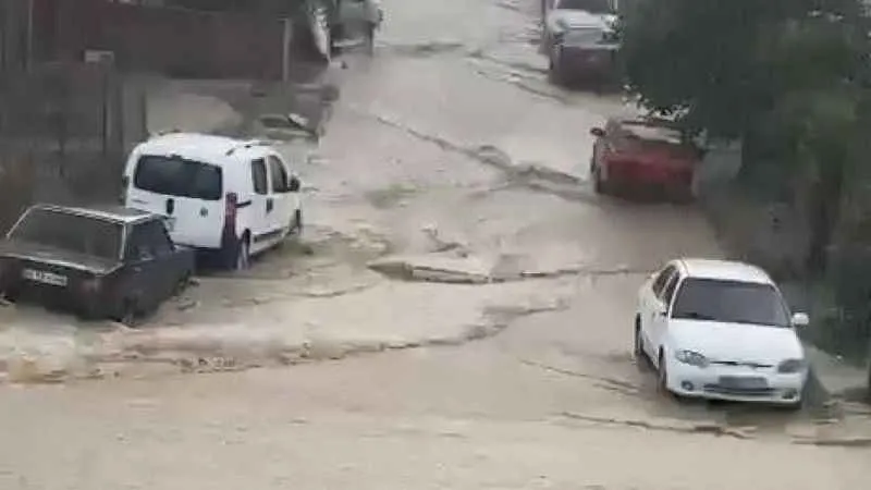 Arnavutköy’de yollar göle döndü, araçlar suya gömüldü, bir evi su bastı