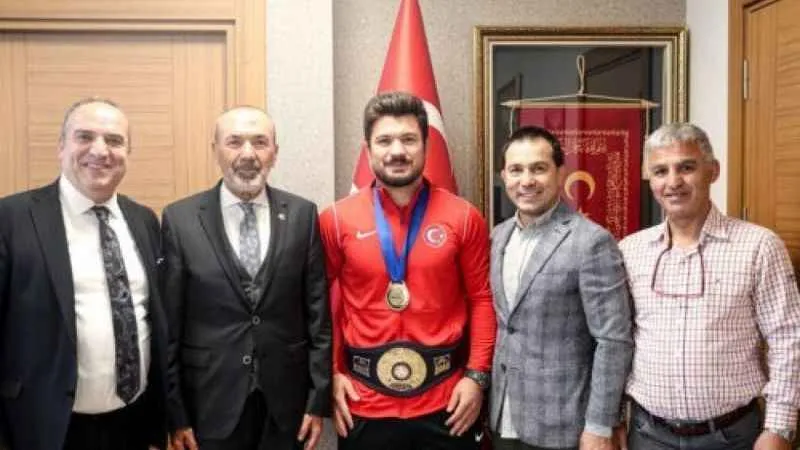 Dünya şampiyonu Cengiz ile Başkan Eroğlu’ndan MHP’ye ziyaret