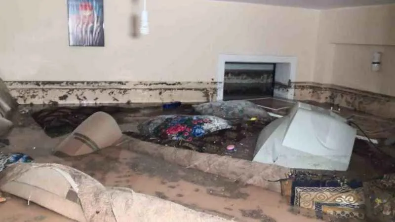 Aksaray’da 4 çocuk tavana kadar sel suyuyla dolan odada kaldı