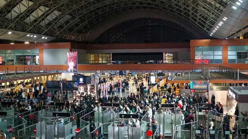 SABİHA GÖKÇEN HAVALİMANI'NDA BAYRAM YOĞUNLUĞU 