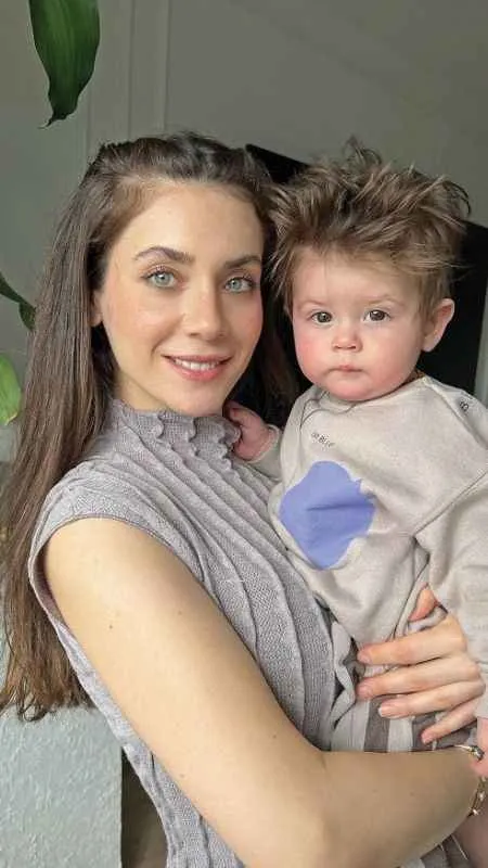 Fulya Zenginer kameralar karşısında oğlunun isminin Milano'dan geldiğini söyledi