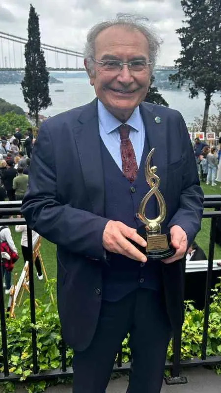 Altın yazar ödülünün sahibi Prof. Dr. Nevzat Tarhan oldu