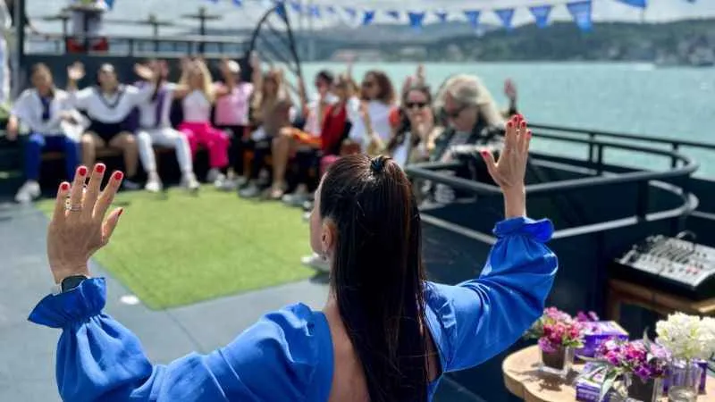 Ünlüler Orkid ile yazın gelişini selamladı