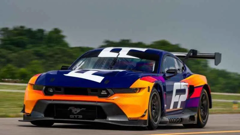 Ford, İkonik Mustang GT3 yarış aracını tanıttı