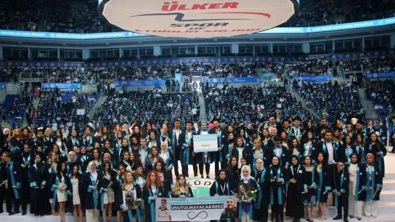 Üsküdar Üniversitesi 10. mezunlarını uğurladı