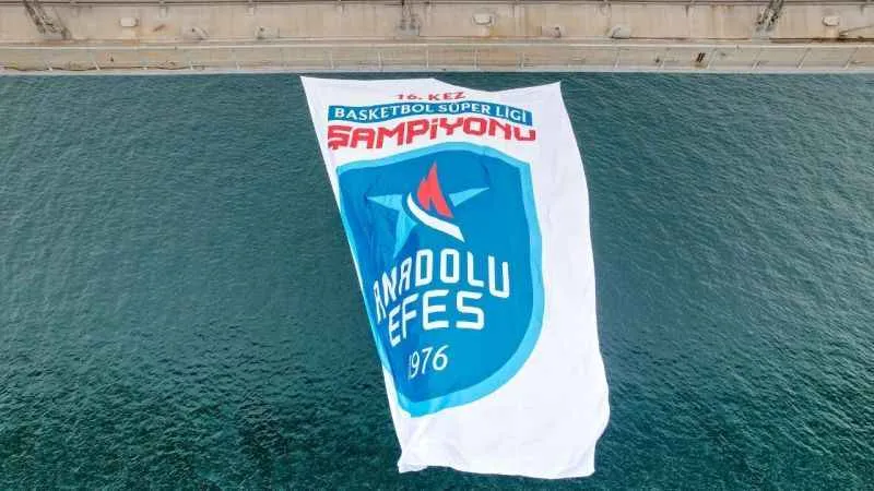 Anadolu Efes’in şampiyonluk bayrakları İstanbul Boğazı’nda