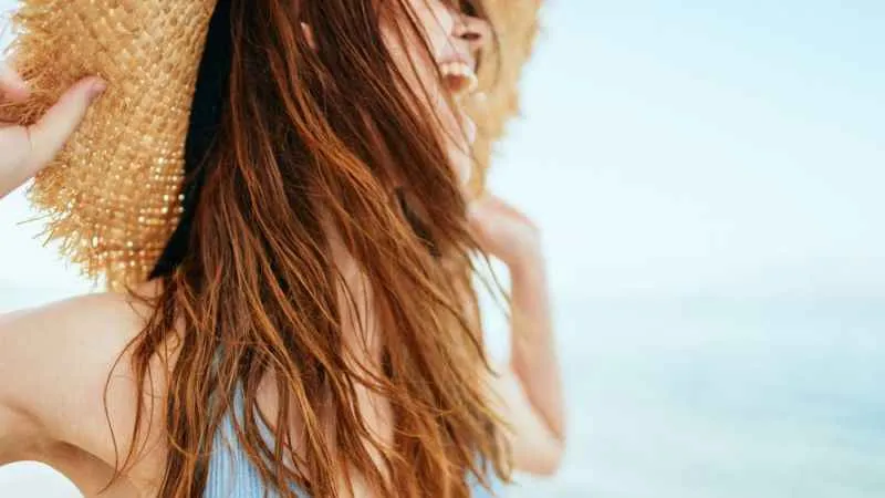 Saçlarımızı yaz güneşinden koruyan 10 etkili önlem