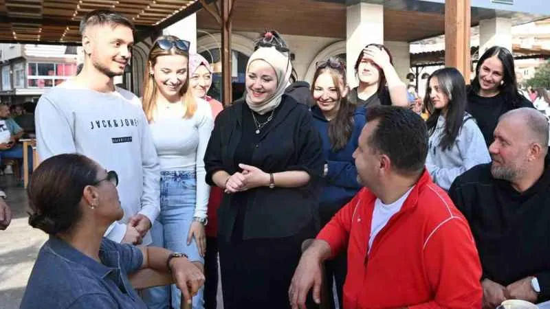 Hülya Avşar kahve ve havuçlu kek ile Balıkesir keyfi yaptı