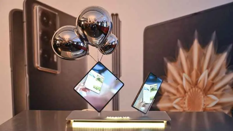 Dünyanın en ince ve en hafif içe katlanan telefonu HONOR Magic V2 şimdi Türkiye’de