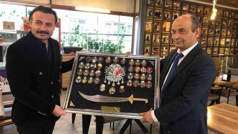 Restoranda unutulan altın ve dövizleri polise teslim etti