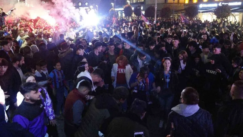 Trabzon’da taraftarlar şampiyonluğun provasını yaptı