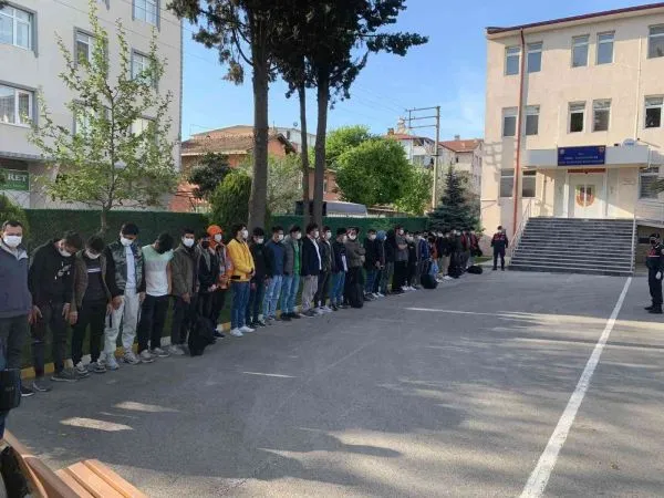 TEM’de 46 kaçak göçmen yakalandı, 3 kişi tutuklandı